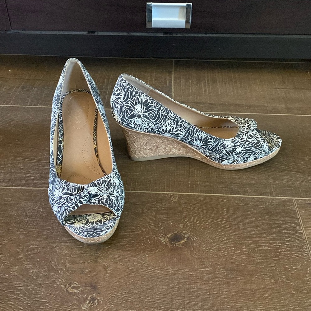 Black and White flower print heels